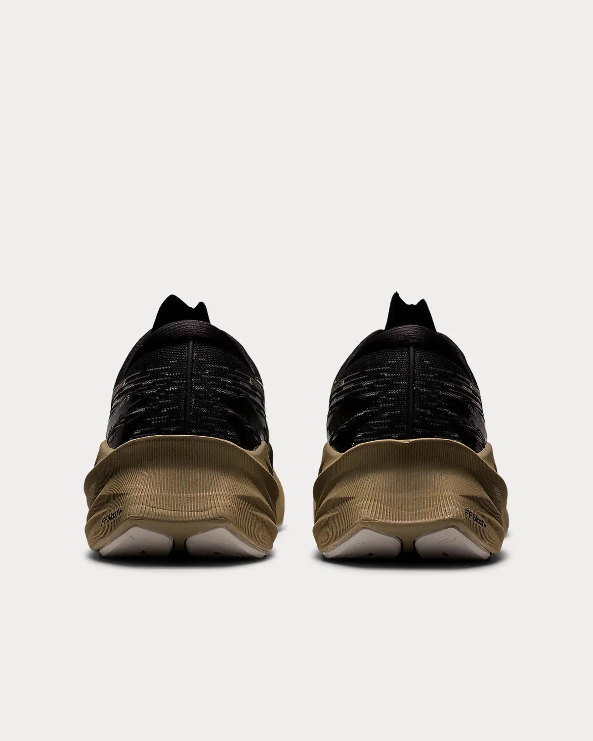NOVABLAST 3 Black / Mink Running Shoes