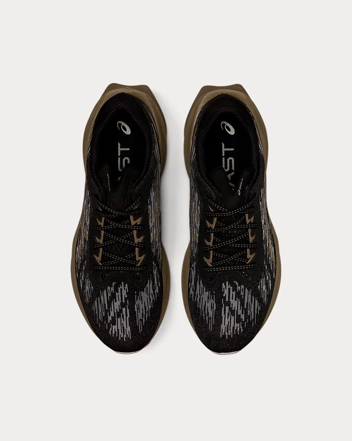 NOVABLAST 3 Black / Mink Running Shoes